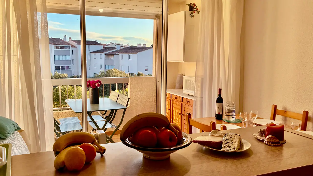 Salle à manger avec accès à la loggia et vue sur le jardin