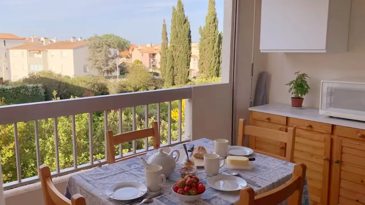 Loggia avec table de petit-déjeuner, vue sur le jardin