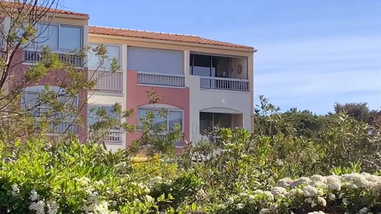 La résidence entourée de verdure, avec parking privé et sécurisé