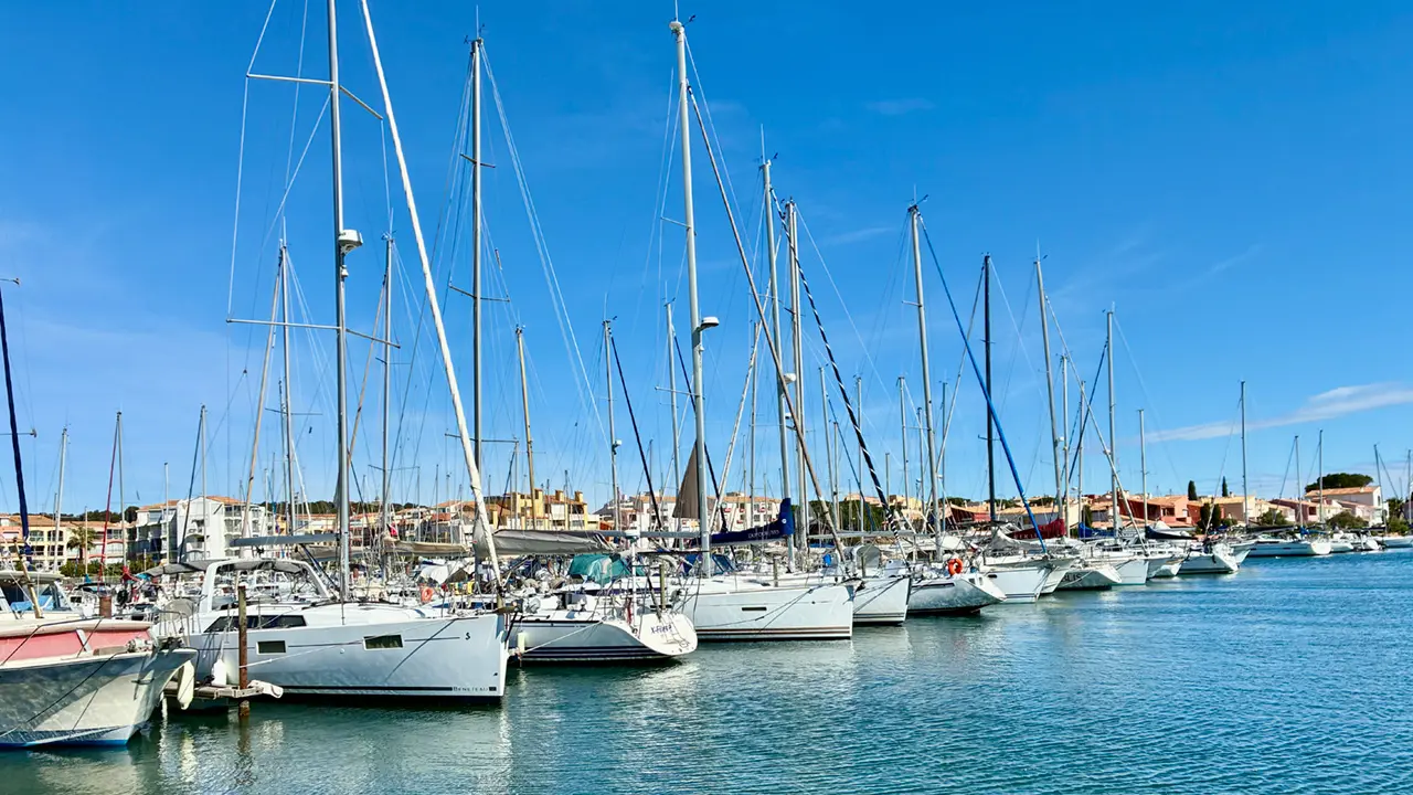Le port de plaisance du Cap d'Agde et ses nombreux restaurants et cafés